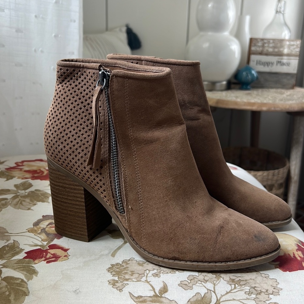Universal Thread Tan Bootie Heels